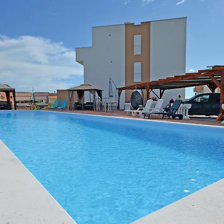 In With Outdoor Swimming Pool Апартаменты *